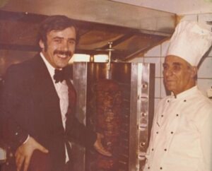 Ioannis Fournaris mit seinem Vater Vassilios Fournaris 1973 stolz vorm Gyros-Spie?