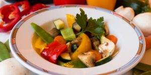 So stellen wir unseren Salat der Saison mit Joghurt Dressing her