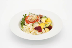 So stellen wir unseren Salat der Saison mit Joghurt-Dressing her