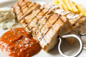 So stellen wir die Souflaki Spieße mit roter Sauce her