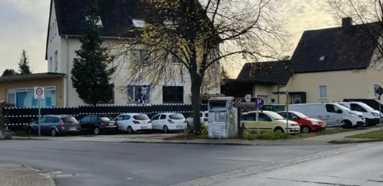 Parkplätze direkt am griechischen Restaurant Bacchus 1 in Arnum bei Hemmingen in der Region Hannover