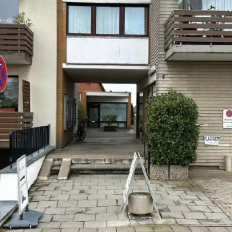 Weg durch die Bacchus Passage vom Parkplatz direkt zum griechischen Restaurant Bacchus 1 in Arnum bei Hemmingen
