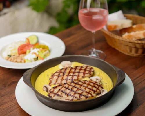 Bacchus 1 Schweinemedaillons mit Pilzen – Hauptgericht Arnum Hemmingen Schweinemedaillons mit Pilzen und cremiger Sauce im griechischen Restaurant Bacchus 1 in Arnum bei Hemmingen – hausgemachtes Hauptgericht mit Salat und Brot in der Region Hannover